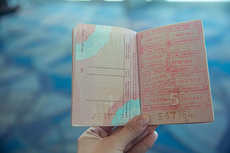 Pasaporte chileno sobre un escritorio